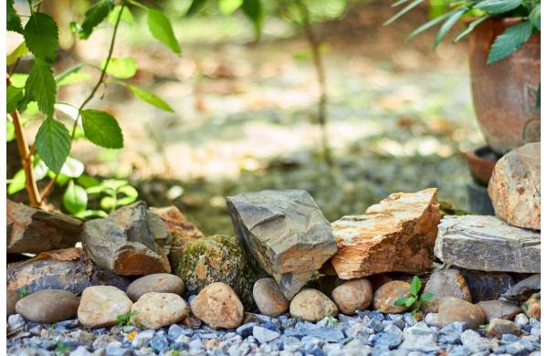 Dekoracyjne kamienie do ogrodu – bryła gnejs i bianco carrara